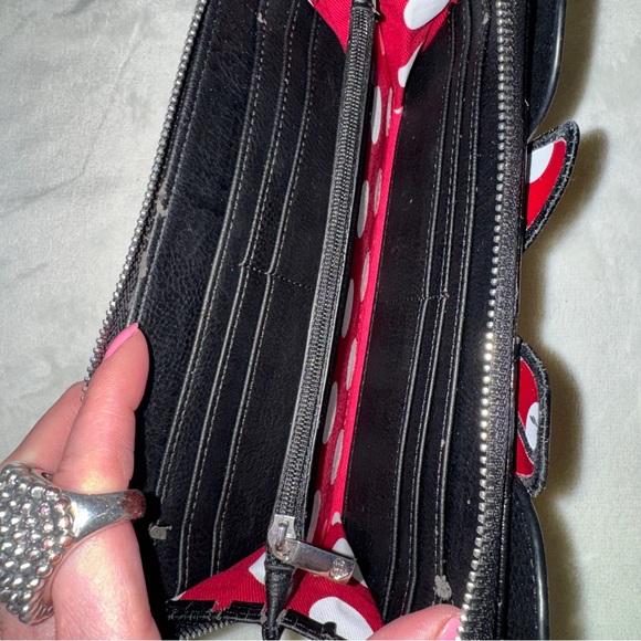 Loungefly Black Quilted Minnie Mouse Wallet - Picture 3 of 5